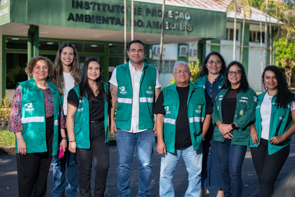 Diretor-presidente-do-Ipaam-ao-centro-de-branco-junto-com-a-equipe-da-Gerencia-de-Controle-de-Residuos-31-07-2025-1024x682.jpg